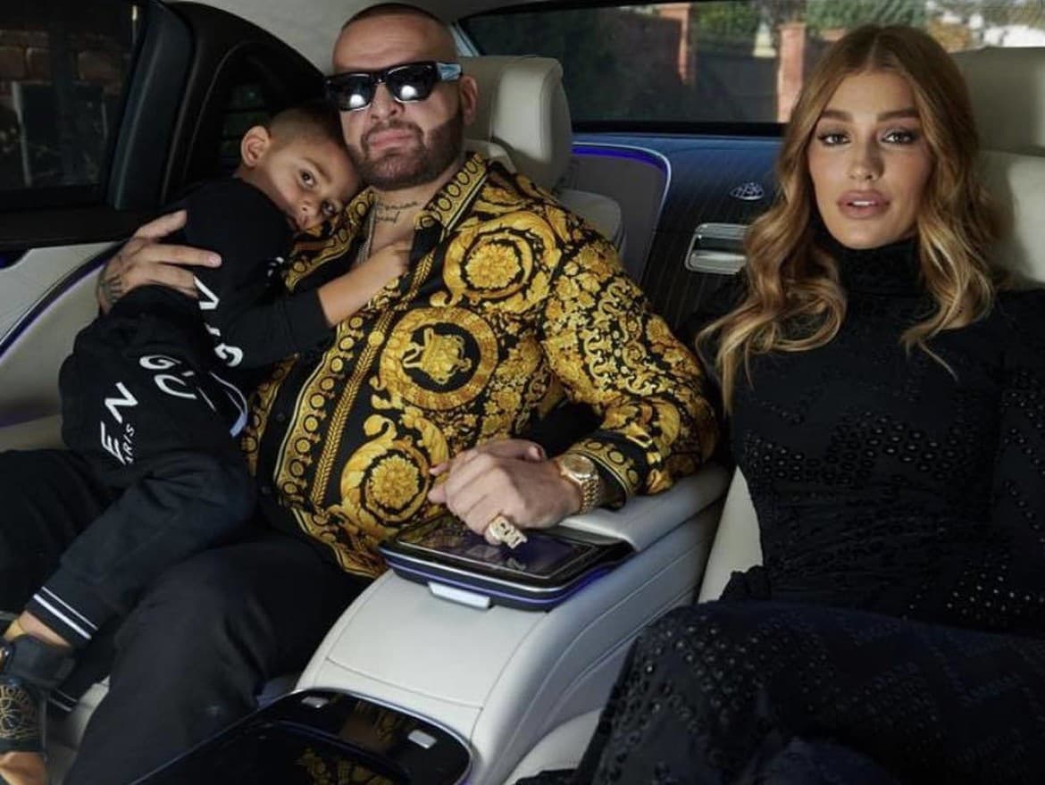 Patrik Rytmus Vrbovský s manželkou Jasminou a ich synom Sanelom.