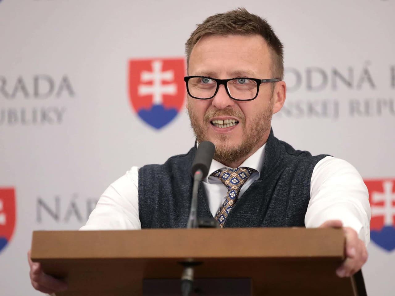 Peter Kotlár na tlačovej konferencii verejnosti opäť podsúval svoje tvrdenia.