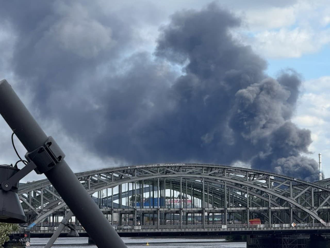Nad Hamburgom bolo vidieť čierny mrak a ozývali sa výbuchy