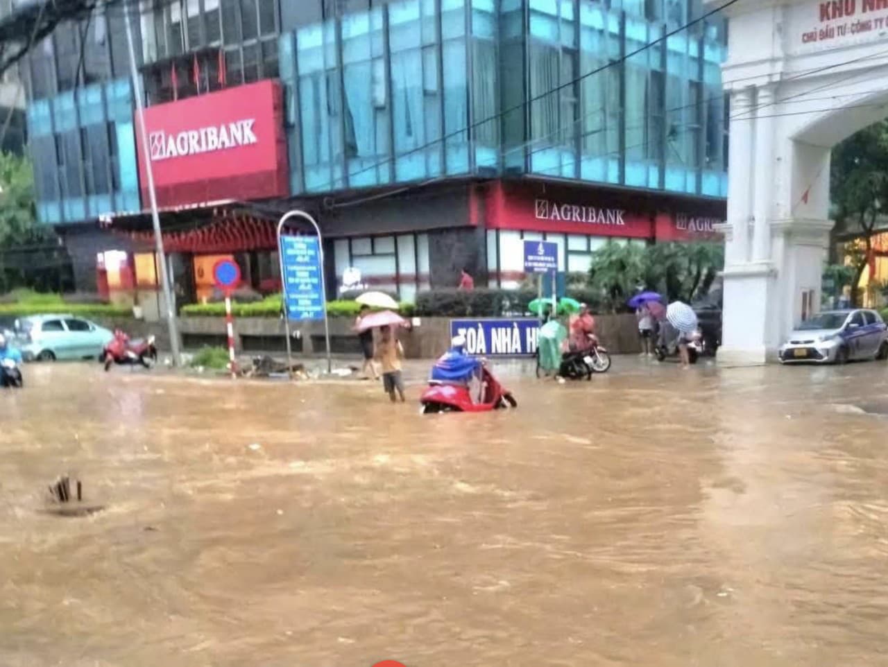 V Hanoji na severe krajiny silné zrážky zaplavili rady ulíc