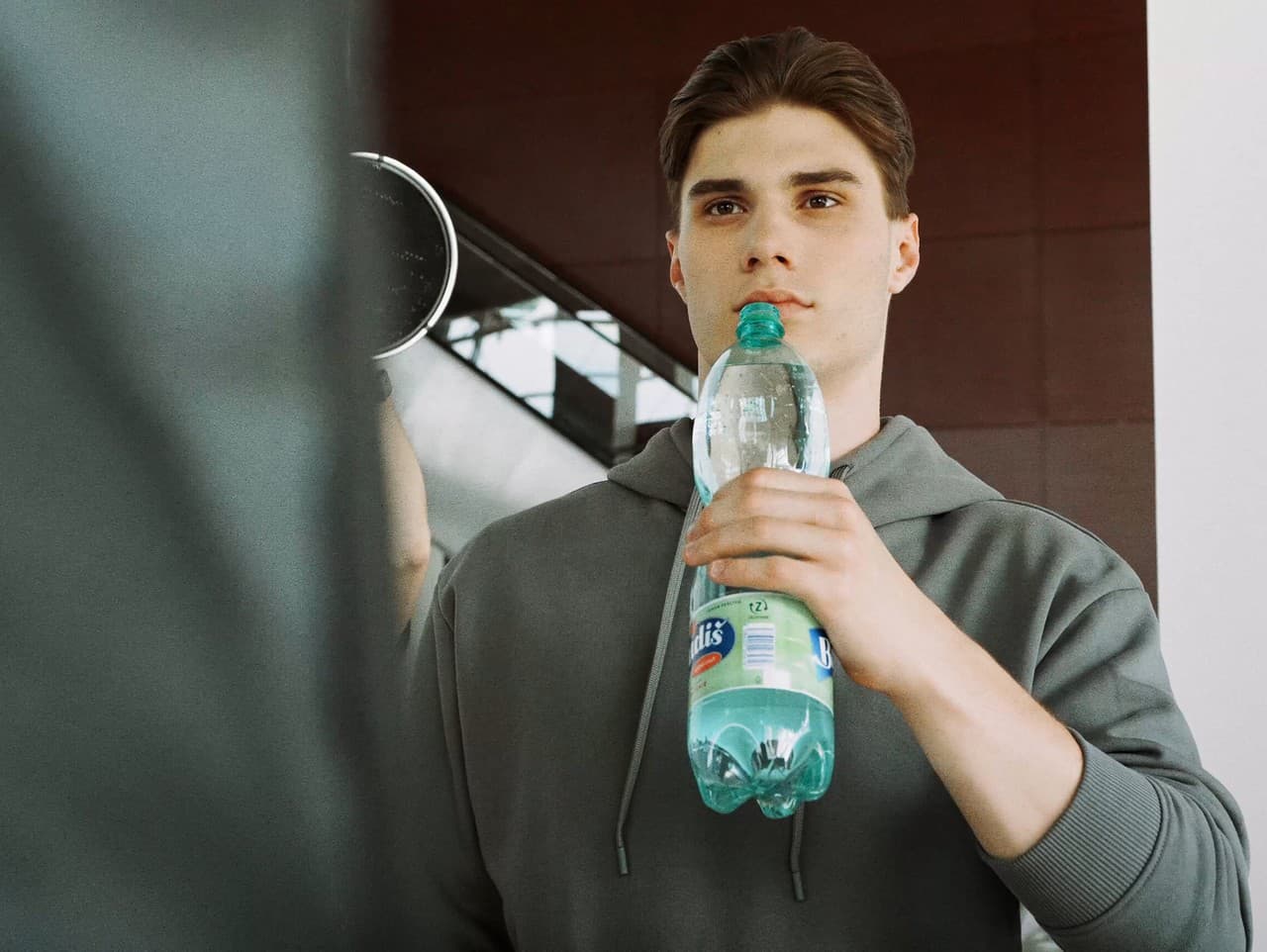 Juraj Slafkovský sa stal tvárou značky Budiš už v roku 2023 a jeho podpis je od tej doby doslova súčasťou minerálky