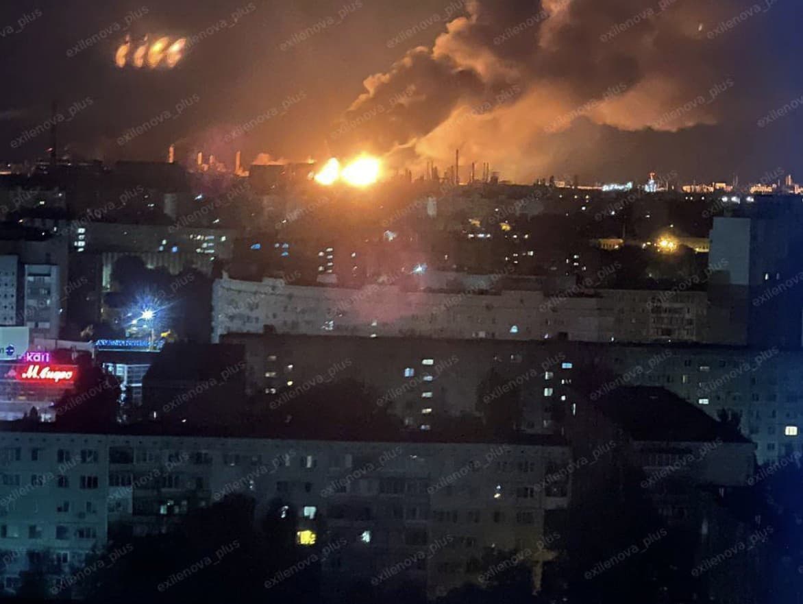 Ukrajina systematicky bombarduje ruské rafinérie.