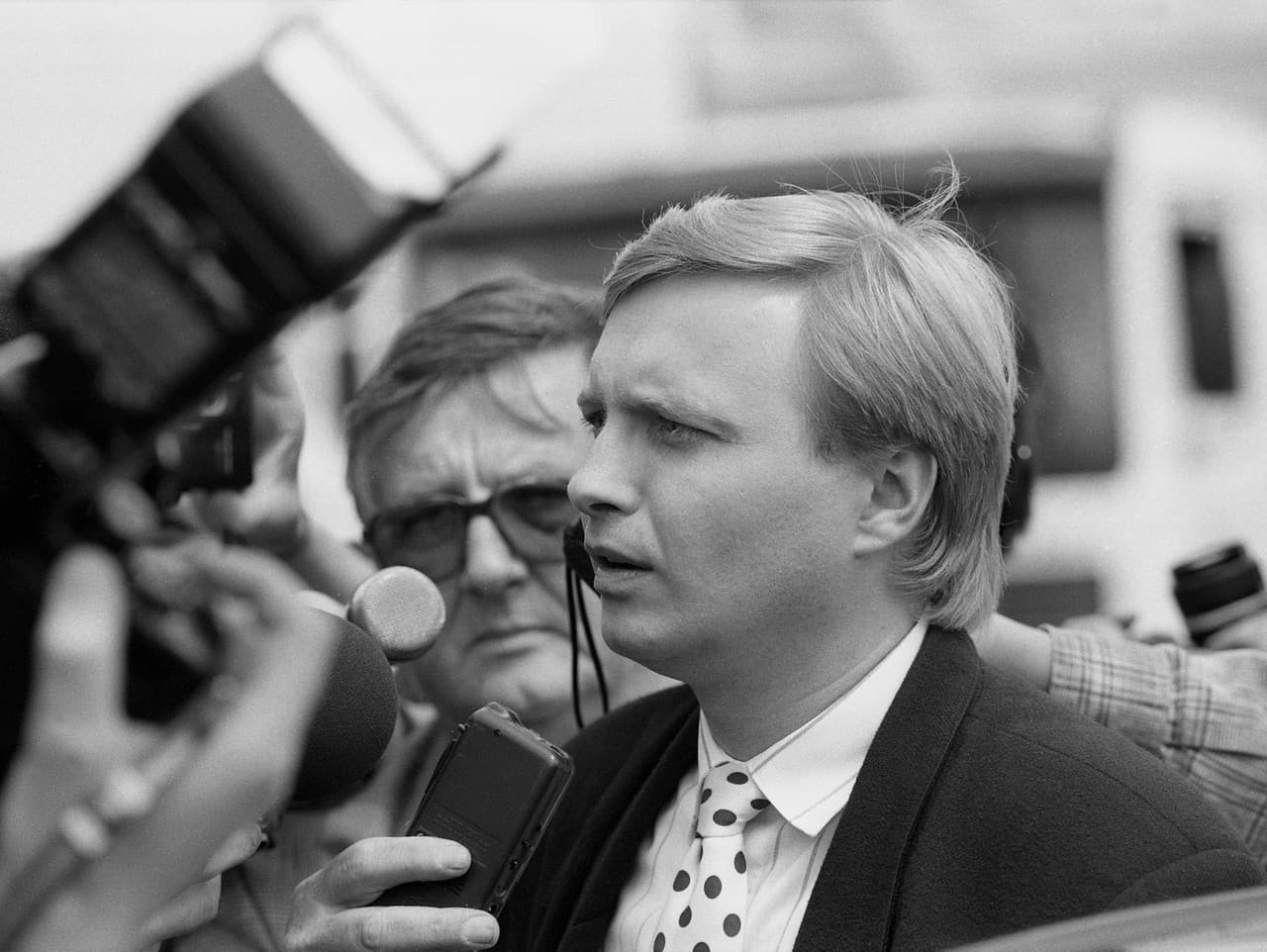 Na archívnej snímke z 26. júna 1996 Michal Kováč  mladší na hraničnom priechode Bratislava-Berg.