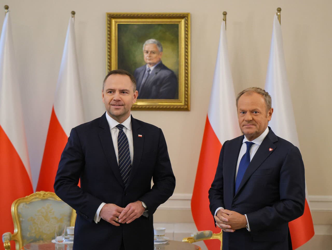 Vľavo prezident Poľska Karol Nawrocki a poľský premiér Donald Tusk na stretnutí v Prezidentskom paláci vo Varšave