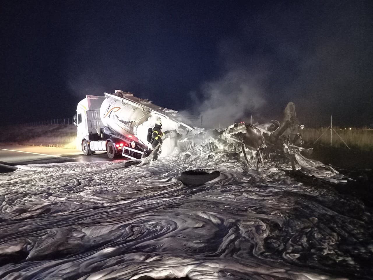 Na D11 neďaleko Hradca Králové horela cisterna