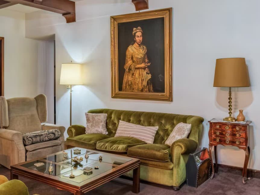 Na fotografii interiéru nehnuteľnosti neďaleko Buenos Aires visí nad pohovkou Portrét dámy od Giuseppeho Ghislandiho.