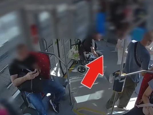 Najskôr udrel päsťou ženu do chrbta.