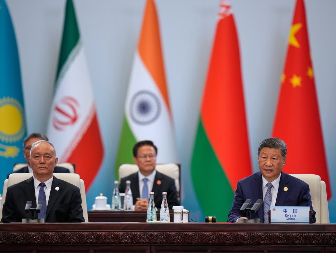 Čínsky prezident Si Ťin-pching (vpravo) počas prejavu na samite Šanghajskej organizácie spolupráce (ŠOS) v kongresovom a výstavnom centre Meijiang v čínskom meste Tianjin.