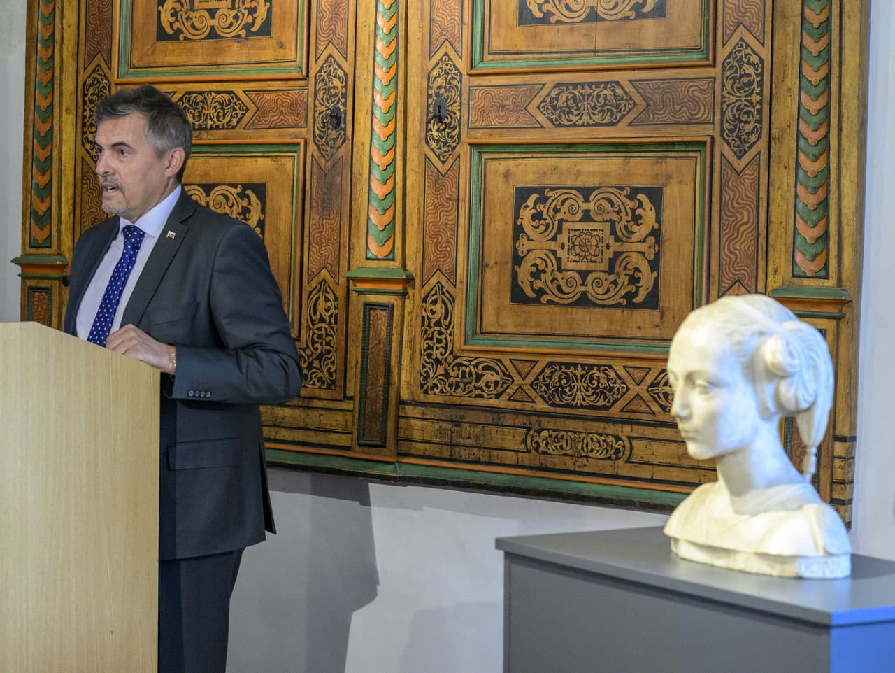 Generálny tajomník služobného úradu Ministerstva kultúry Lukáš Machala počas tlačovej konferencie k návratu busty do Levoče