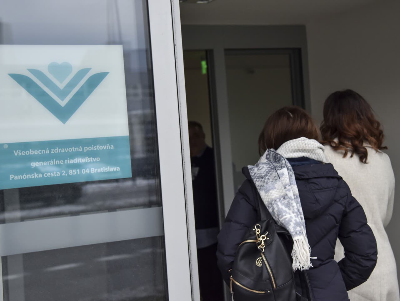 Vstup do budovy generálneho riaditeľstva Všeobenej zdravotnej poisťovne (VšZP).
