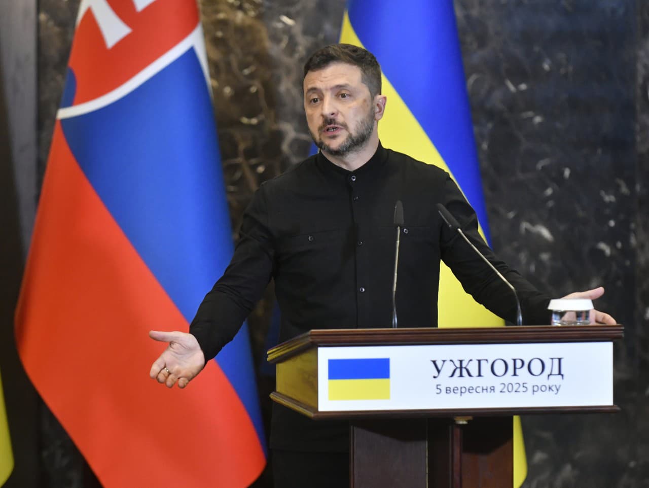Na snímke ukrajinský prezident Volodymyr Zelenskyj počas tlačovej konferencie s predsedom vlády SR Robertom Ficom