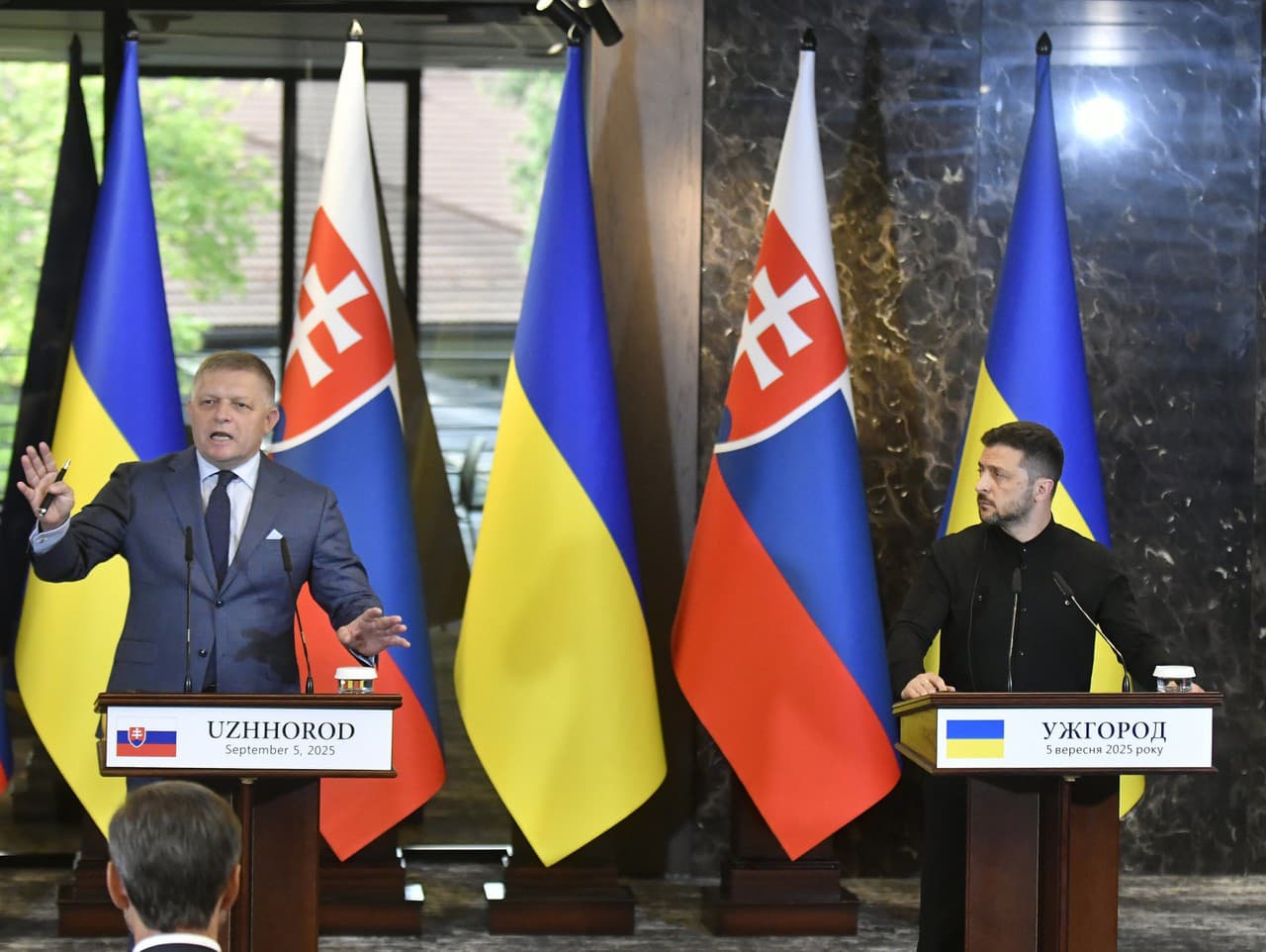 Na snímke zľava predseda vlády SR Robert Fico a ukrajinský prezident Volodymyr Zelenskyj počas tlačovej konferencie po ich stretnutí nedaľeko ukrajinského mesta Užhorod