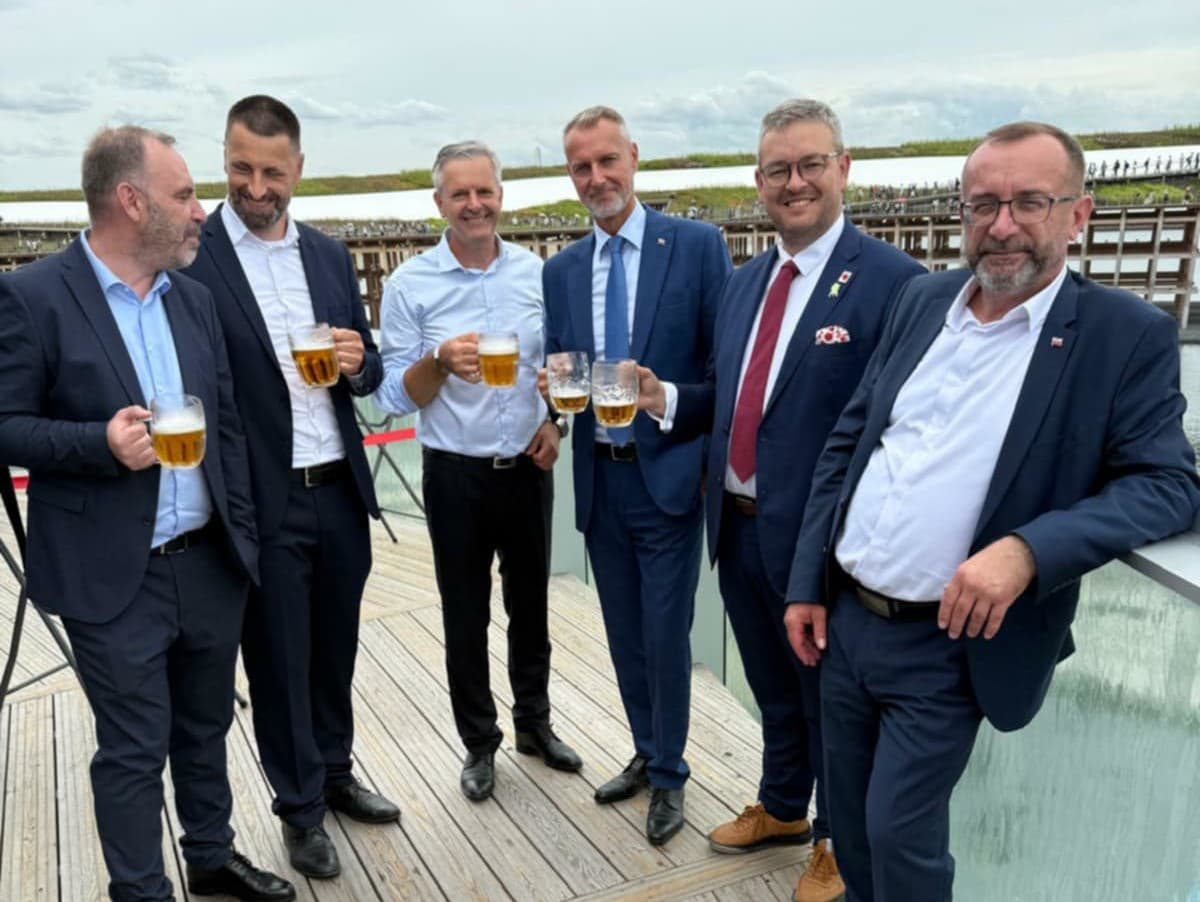 Na fotke z ľava poslanci Ivan Štefunko (PS), Marián Viskupič (SaS), Igor Janckulík (KDH), predseda NR SR Richard Raši (Hlas-SD, generálny komisár českej účasti na EXPO 2025 Ondřej Soška a poslanec Róbert Puci (Hlas-SD).