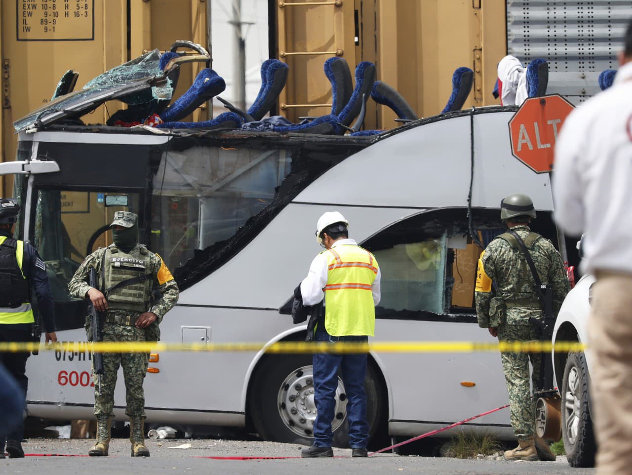 Náraz autobus totálne zdemoloval.