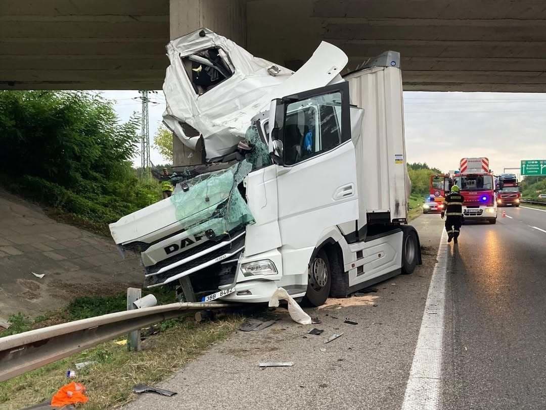Na diaľnici D2 došlo k nehode kamiónu