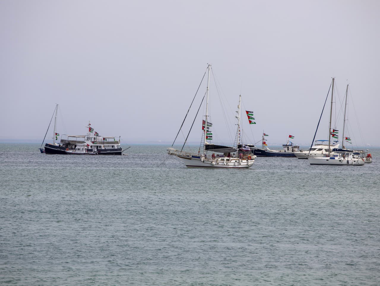Lode, ktoré sú súčasťou globálnej flotily Sumud smerujúcej do Gazy, kotvia pri pobreží Sídí Bú Zíd