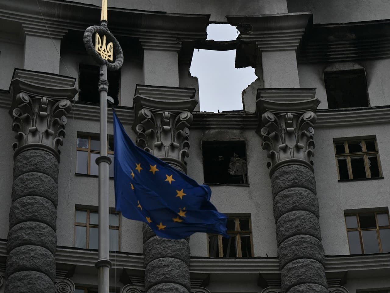 Vládna budova v Kyjeve poškodená ruskou raketou.