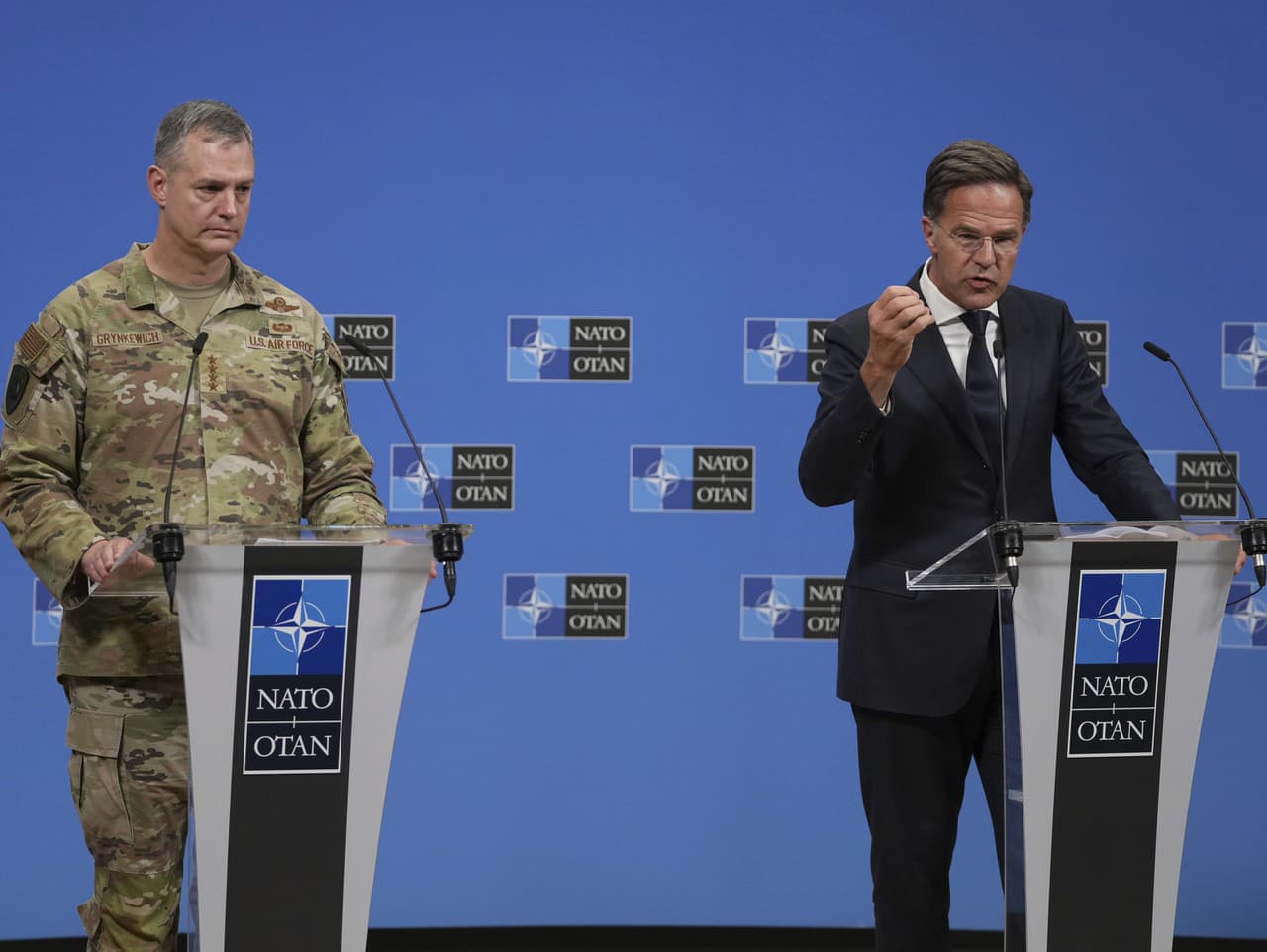 Generálny tajomník NATO Mark Rutte (vpravo) a najvyšší veliteľ spojeneckých síl v Európe (SACEUR) generál Alexus G. Grynkewich.