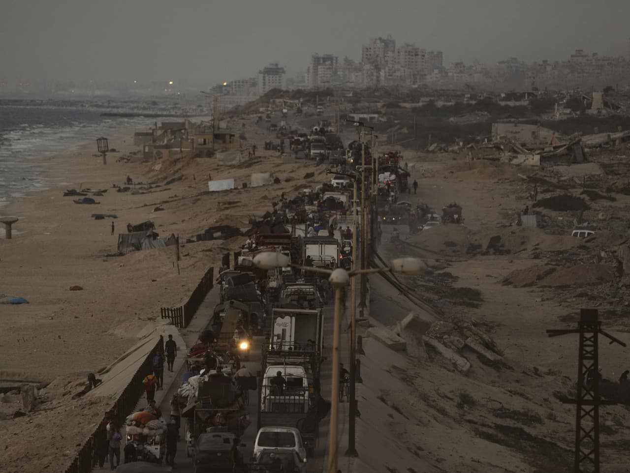 Vysídlení Palestínčania utekajú zo severného Pásma Gazy.