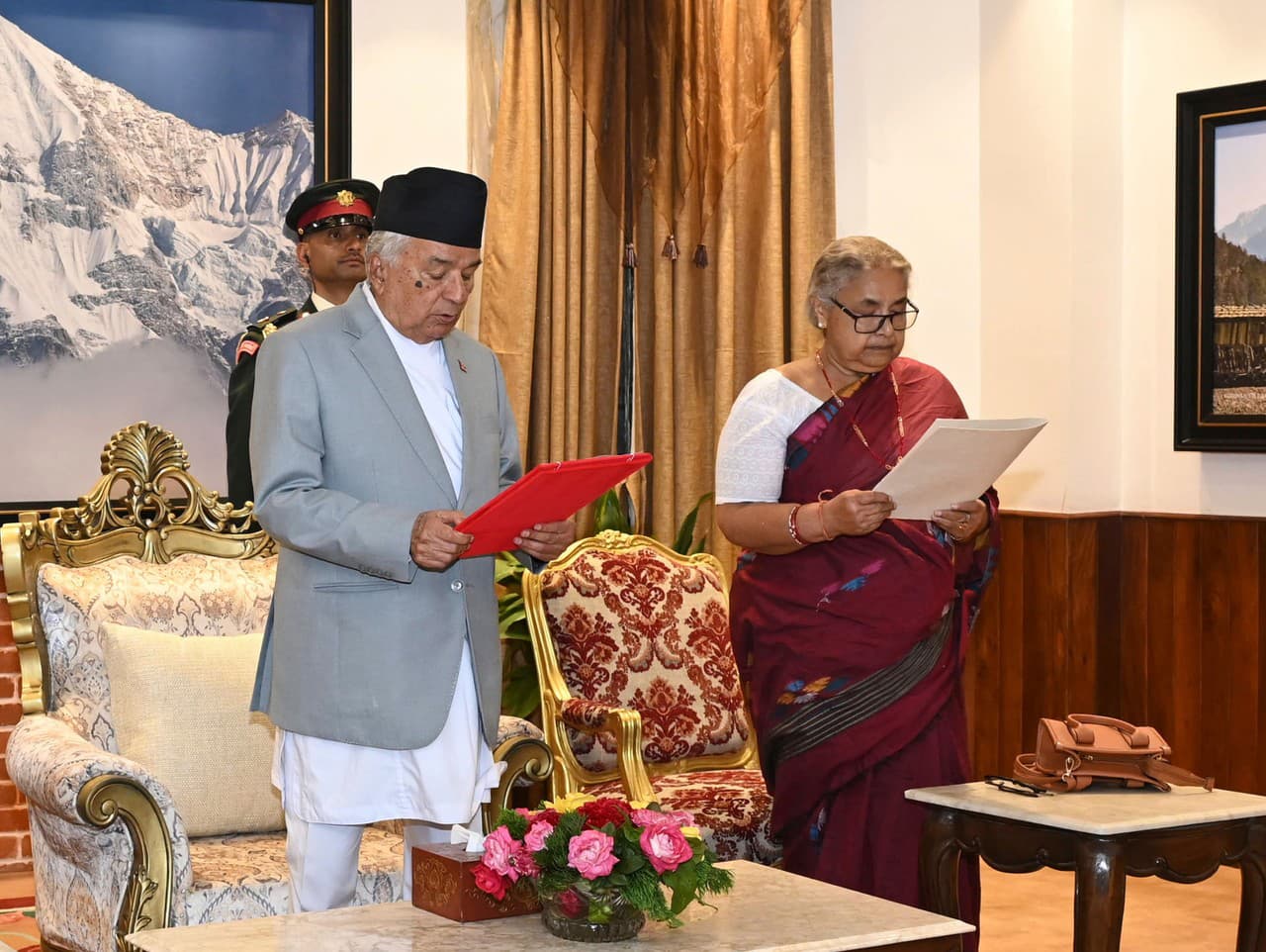 Bývalá predsedníčka Najvyššieho súdu Sushila Karki (vpravo) skladásľub do rúk nepálskeho prezidenta Rama Chandru Poudela (v strede) v Káthmandú v Nepále.