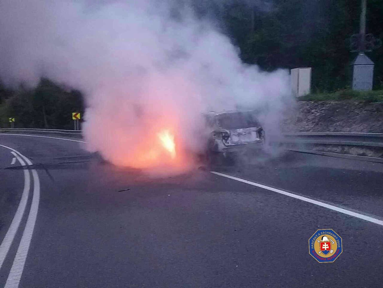Na štátnej ceste v obci Motyčky horel osobný automobil