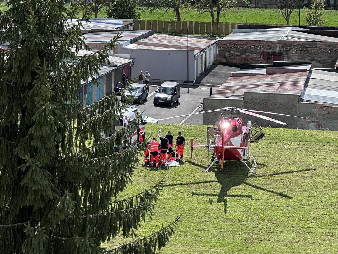 Záchranári sa snažili preložiť zraneného muža do helikoptéry, ale on boj so životom prehral. 