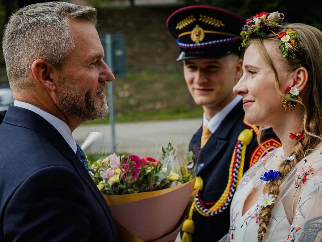 Prezident SR Peter Pellegrini gratuluje novomanželom, ktorí obaja slúžia ako členovia čestnej stráže prezidenta SR. 