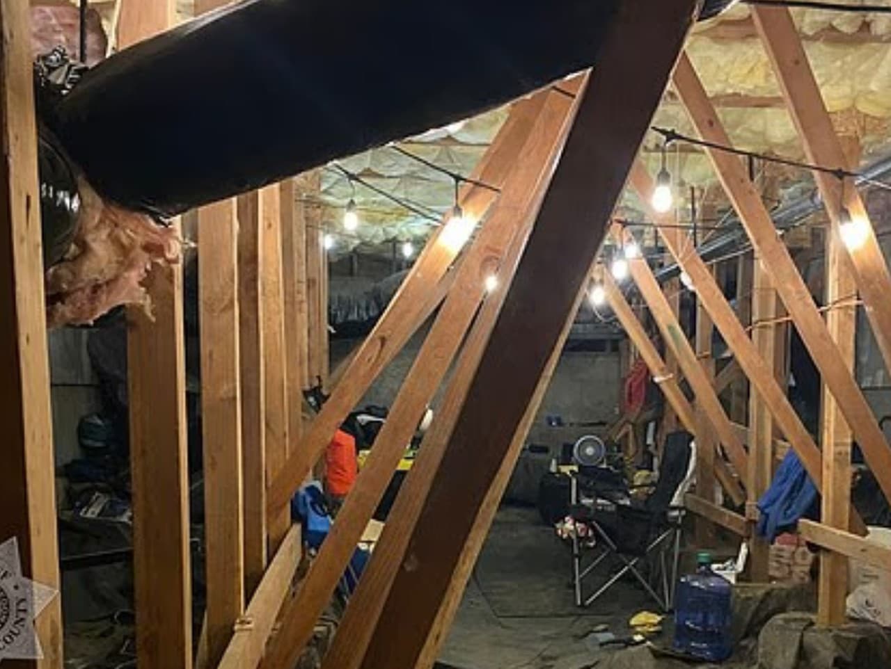 Majiteľ počul zvláštne zvuky, v stenách žil muž s posteľou a televízorom.