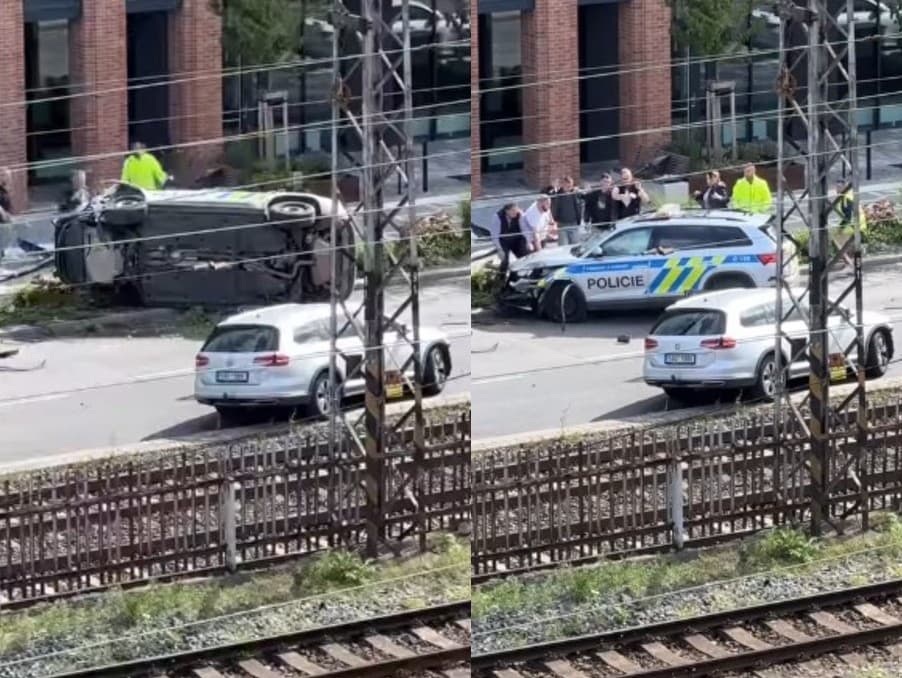 Po dopravnej nehode v Prahe (Smíchov) skončilo policajné vozidlo prevrátené na bok. Na kolesá ho dostali náhodní okoloidúci