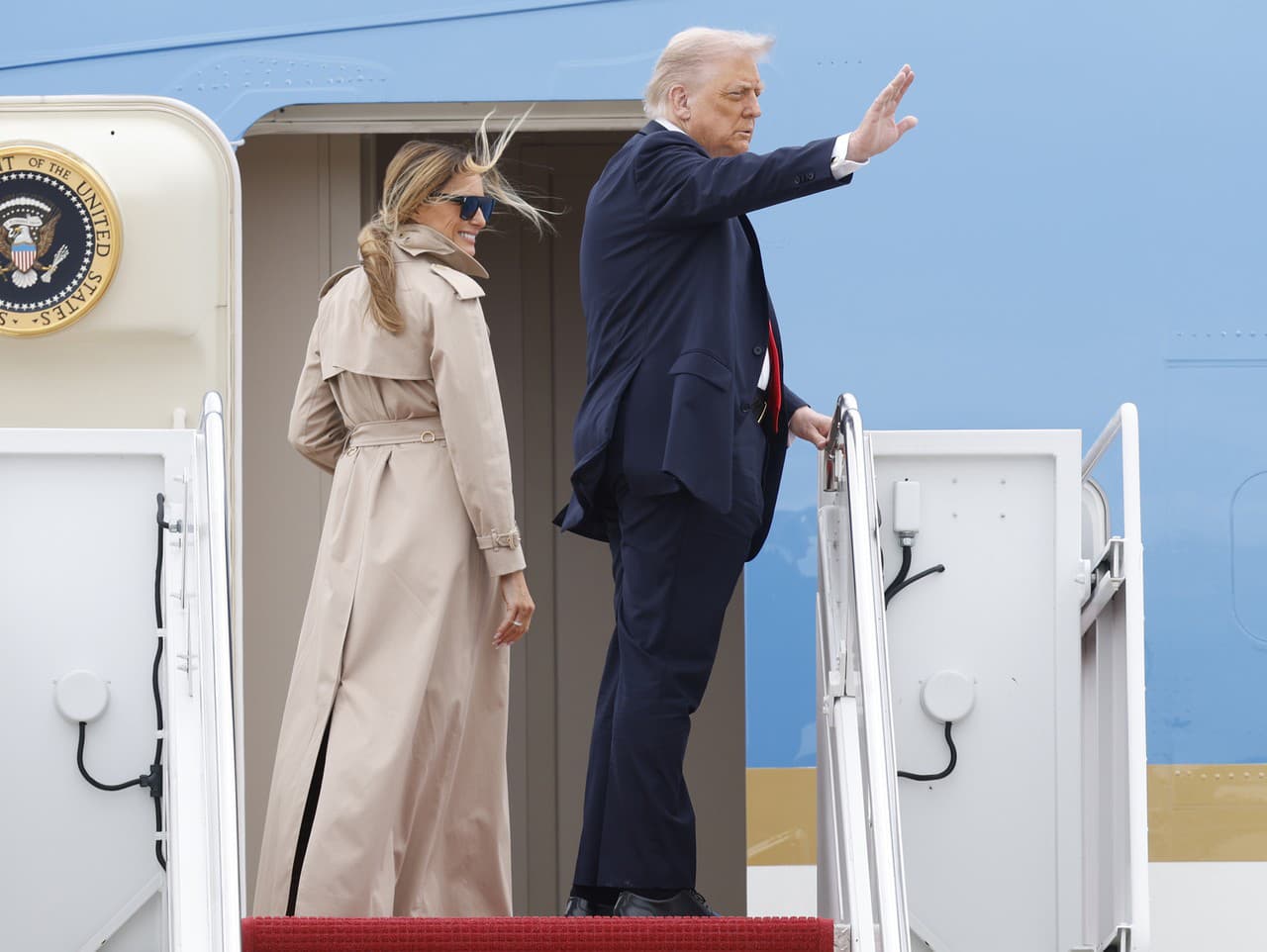 Prezident Donald Trump máva zo schodov lietadla
