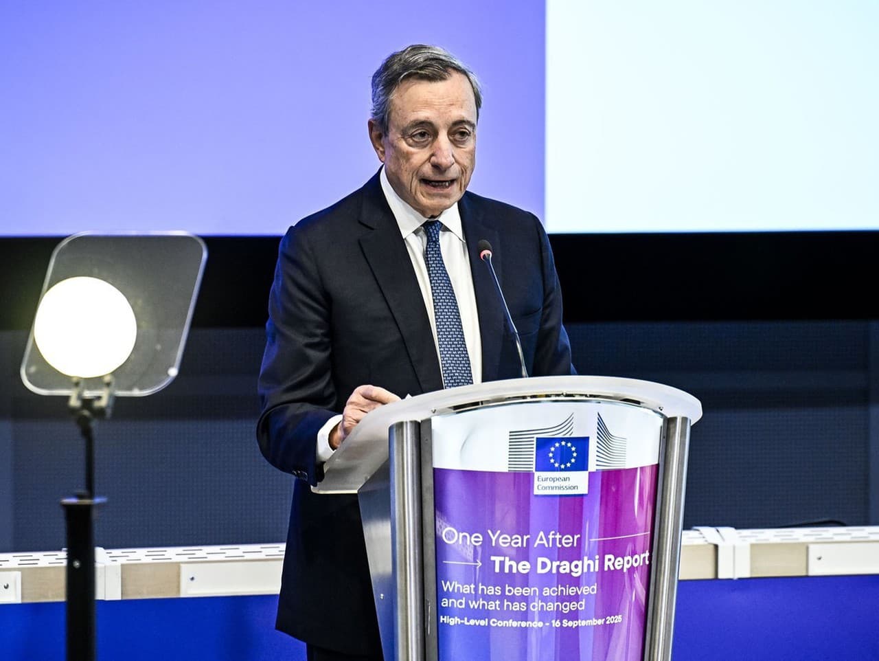 Mario Draghi na konferencii o EÚ v Bruseli.