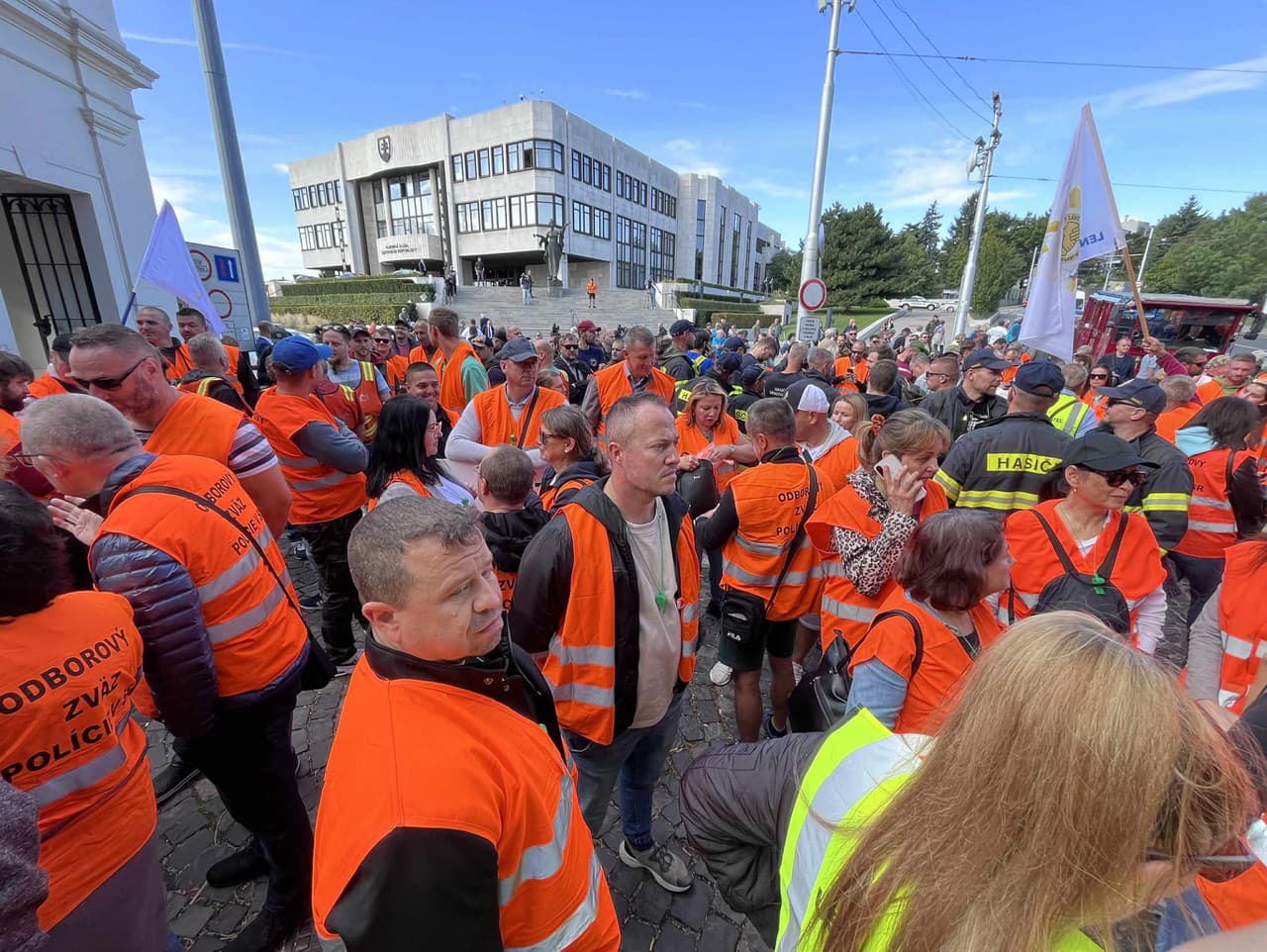 Zhromaždenie policajných a hasičských odborárov pred parlamentom za spravodlivú valorizáciu platov