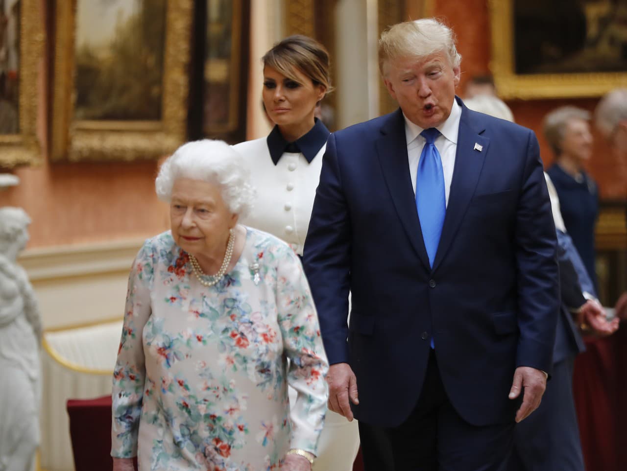 Americký prezident Donald Trump na stretnutí s vtedajšou britskou kráľovnou Alžbetou II.