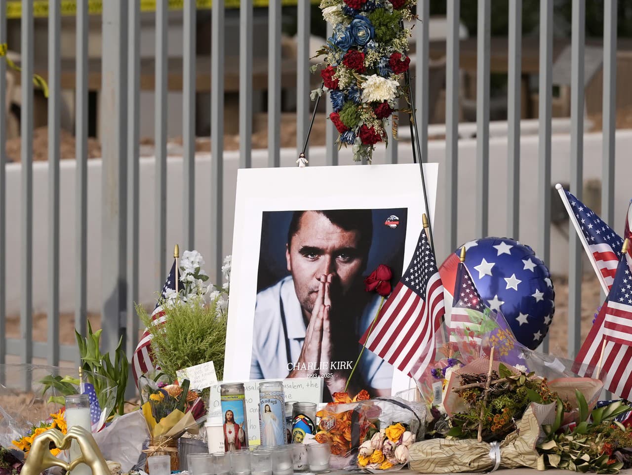 Dočasný pamätník v sídle organizácie Turning Point USA sa rozrastá po streľbe, pri ktorej zahynul Charlie Kirk