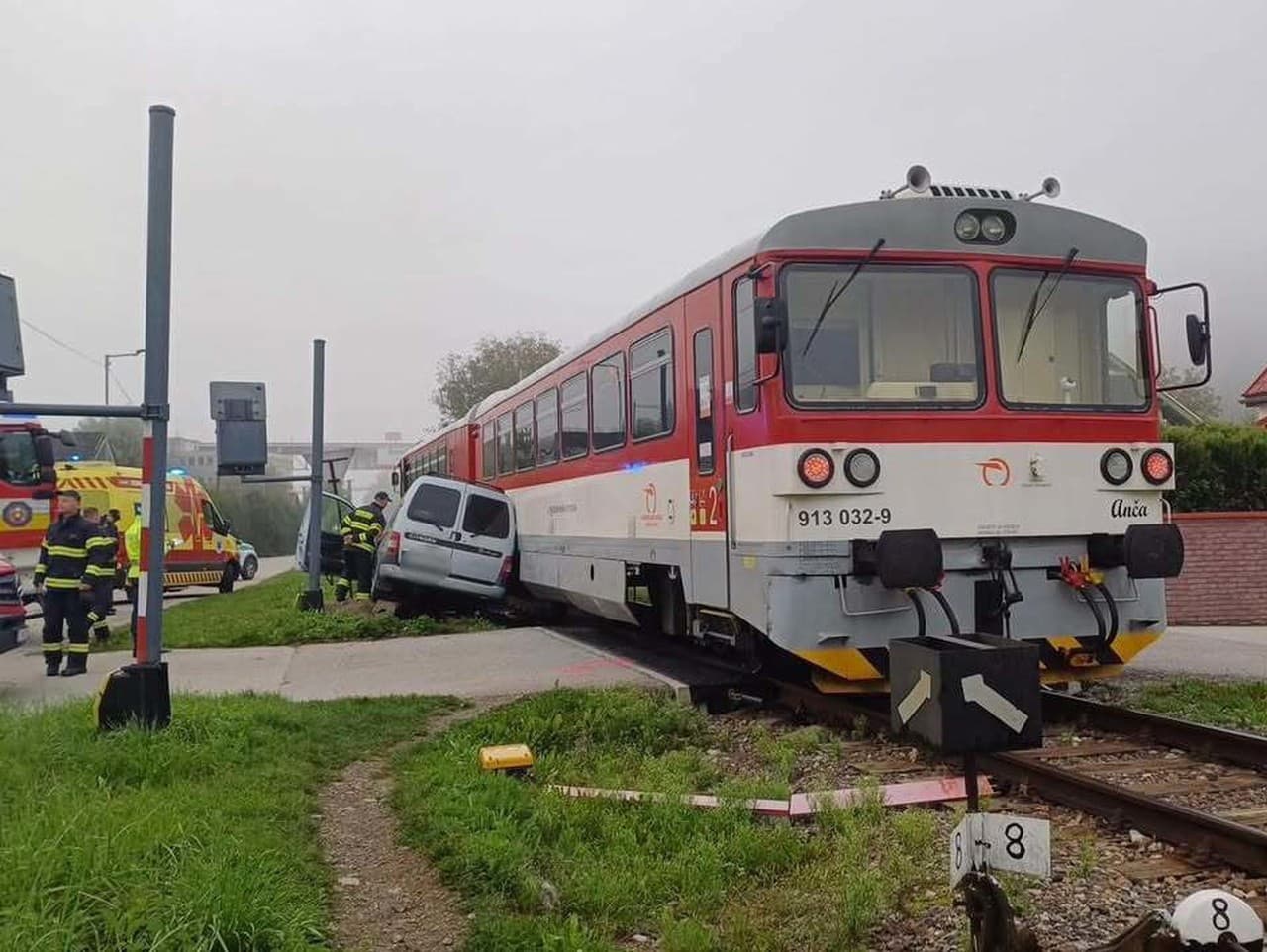 V Lietavskej Lúčke sa zrazilo auto s vlakom