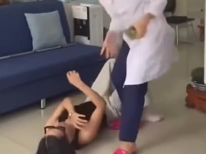 Pacientku dobila železnou tyčou!