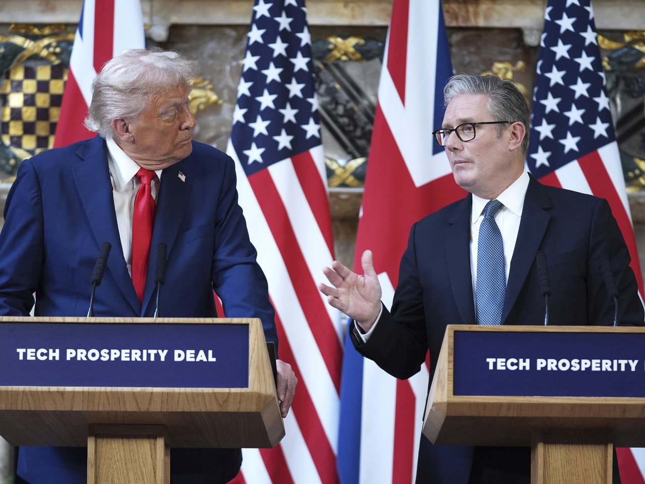 Prezident Donald Trump a britský premiér Keir Starmer počas spoločnej tlačovej konferencie.