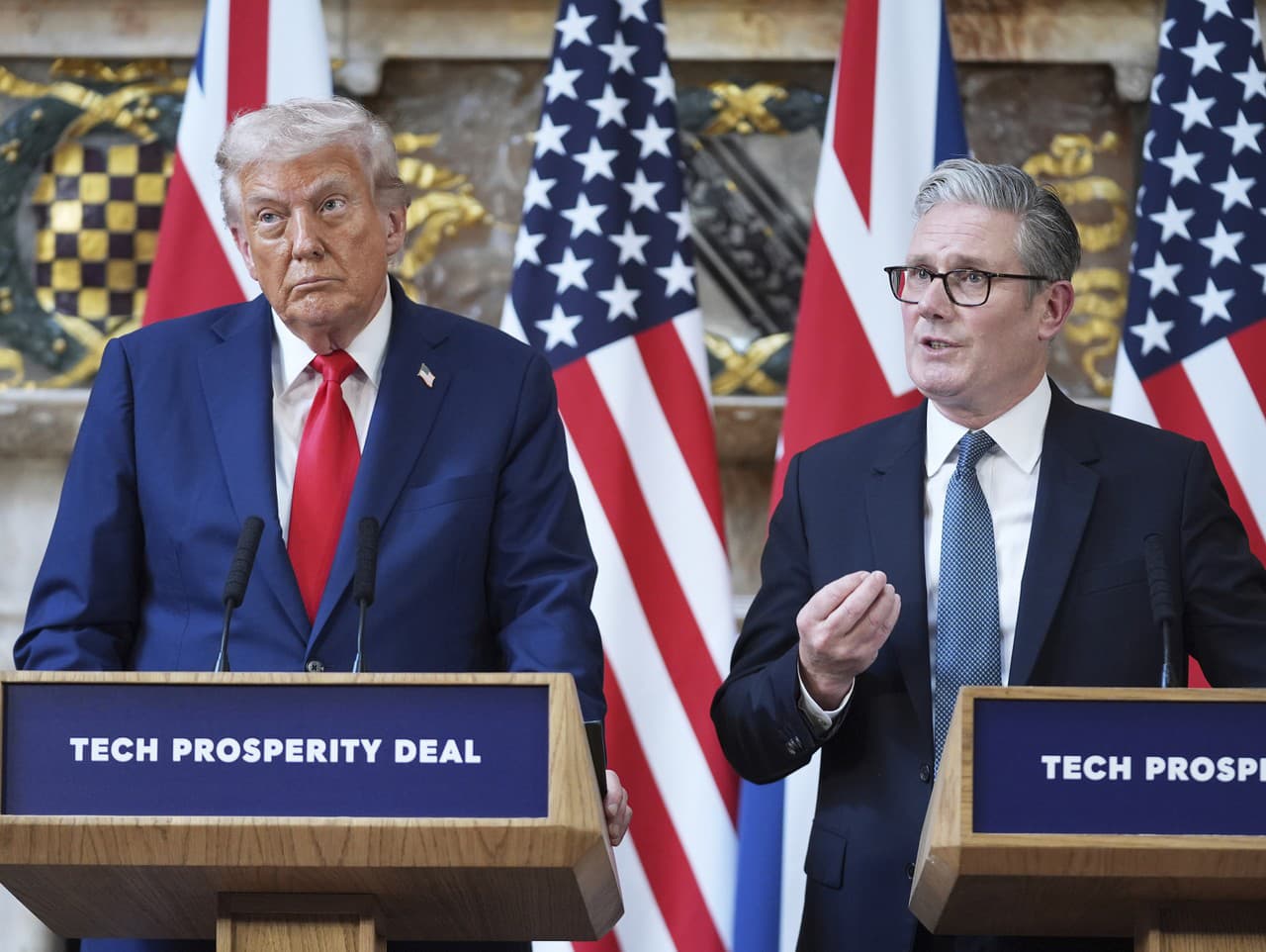 Donald Trump a Keir Starmer na tlačovej konferencii
