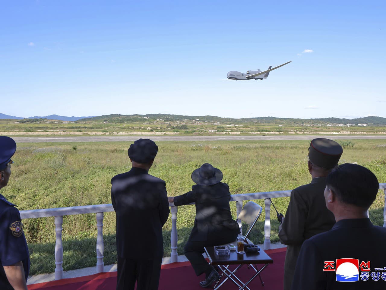 Fotografia, ktorú poskytla severokórejská vláda, zachytáva severokórejského vodcu Kim Čong-una pri inšpekcii testu dronu na utajenom mieste v Severnej Kórei 