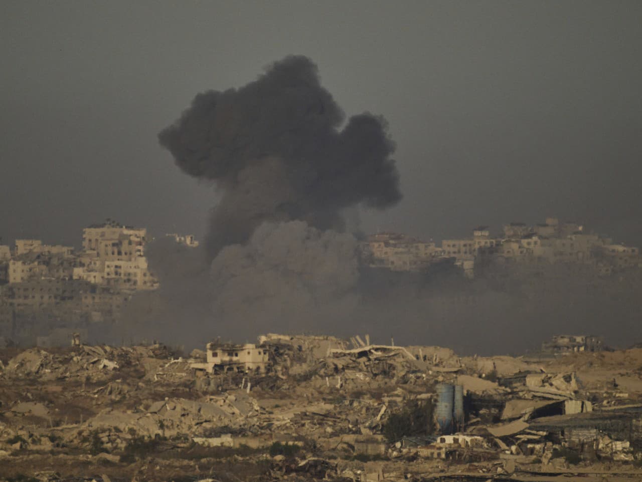 Dym stúpa k nebu po izraelskom vojenskom útoku v severnom pásme Gazy