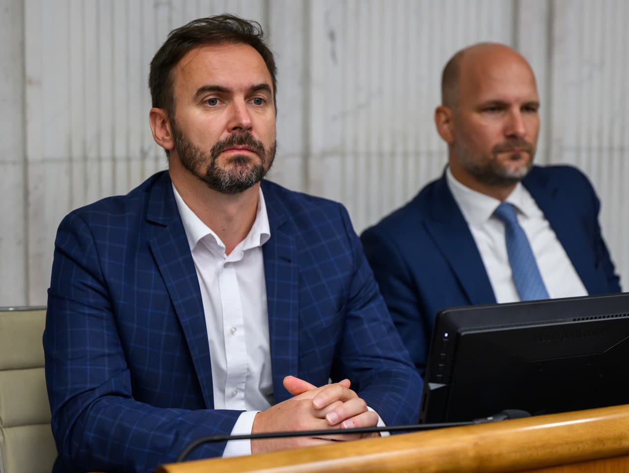 opoziční poslanci zľava Michal Šipoš a Gábor Grendel (hnutie Slovensko) počas 39. schôdze Národnej rady SR v Bratislave 9. septembra 2025