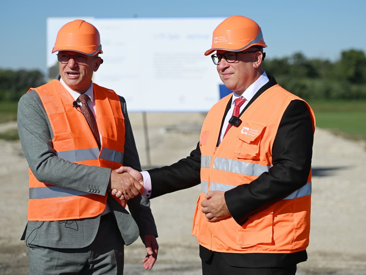 Vpravo minister dopravy Jozef Ráž (nominant Smer-SD) a primátor Šale Jozef Belický