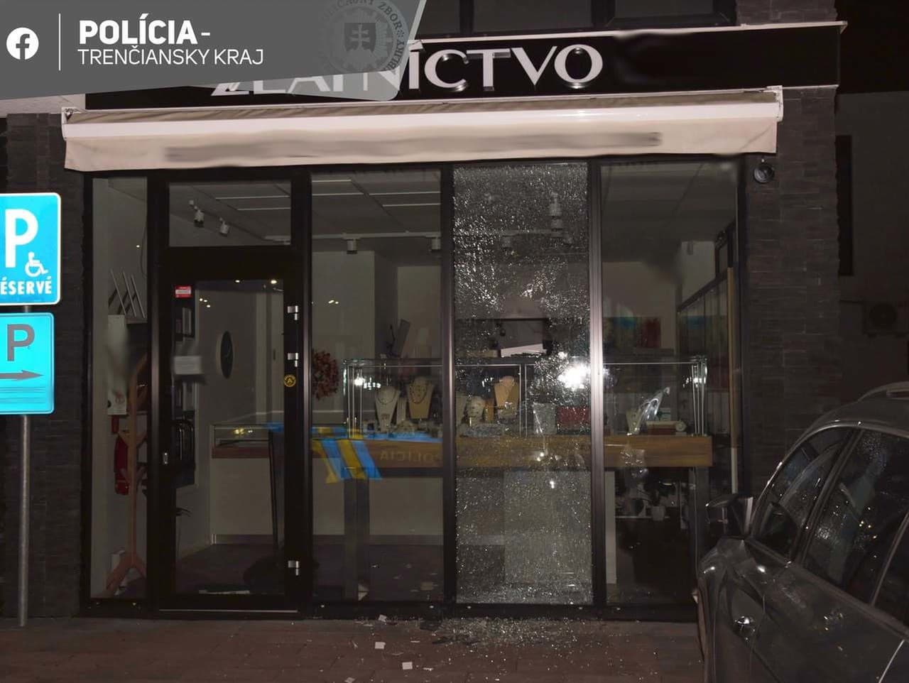 Polícia obvinila muža, ktorý sa sekerou vlámal do zlatníctva v Ilave