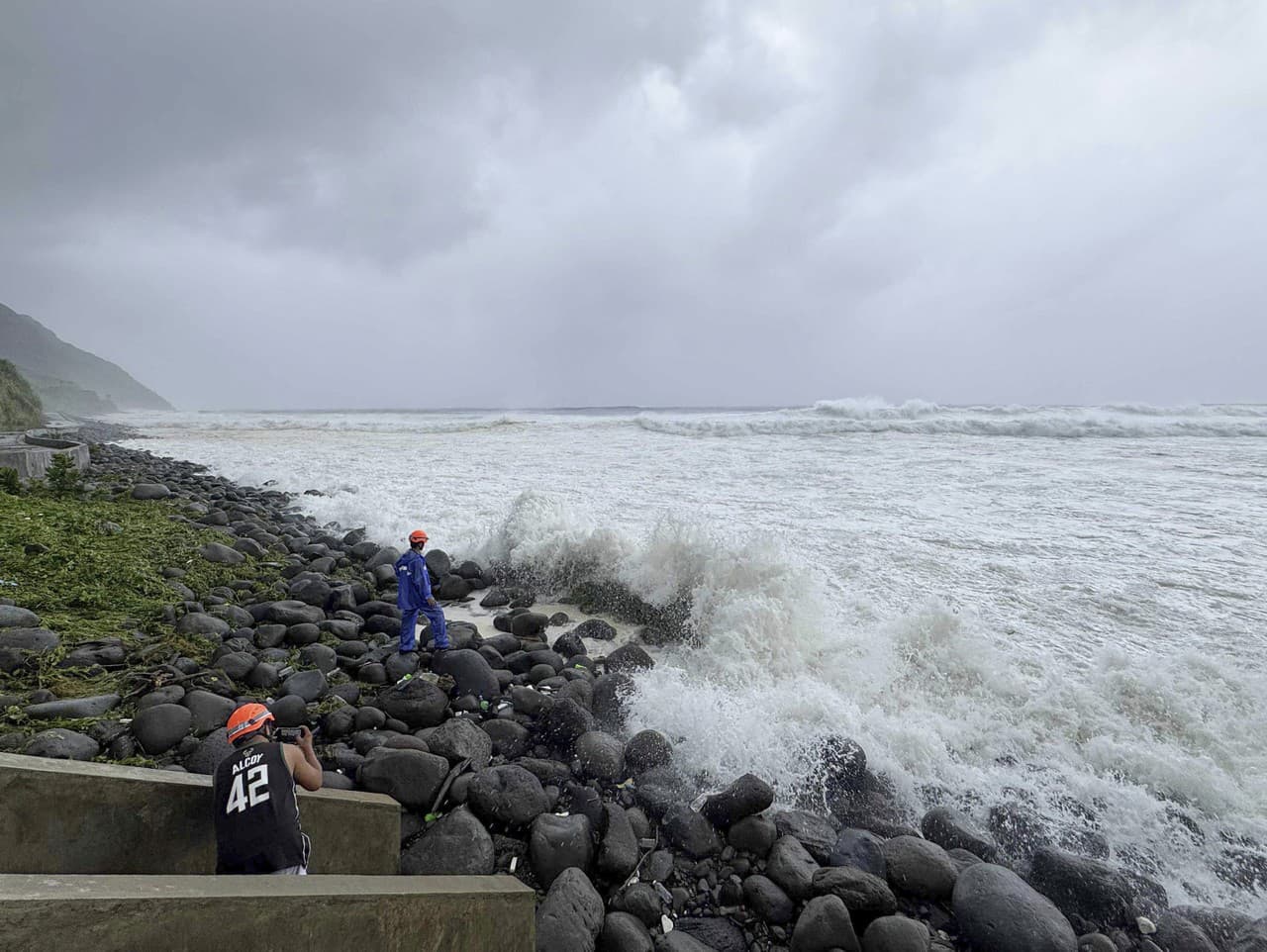 Ľudia sledujú, ako silné vlny bičujú Basco v provincii Batanes na severe Filipín, keď tajfún Ragasa zasiahol túto oblasť 