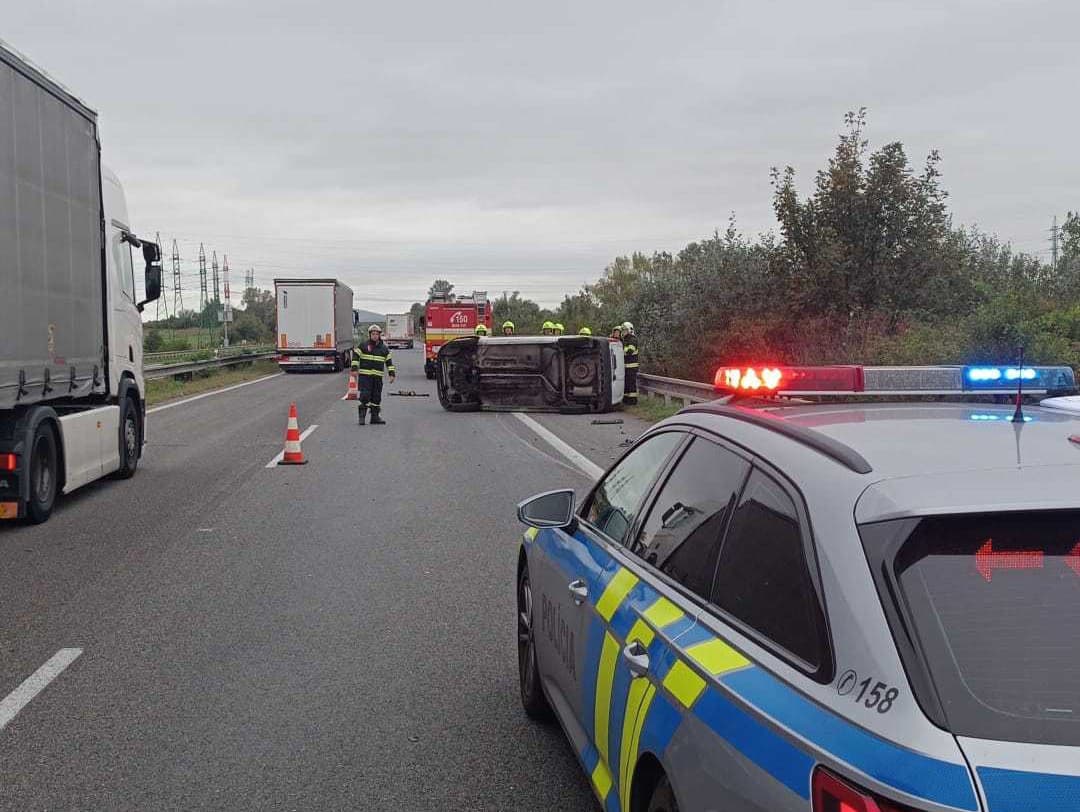 Na diaľnici D2 pri Stupave sa prevrátilo auto