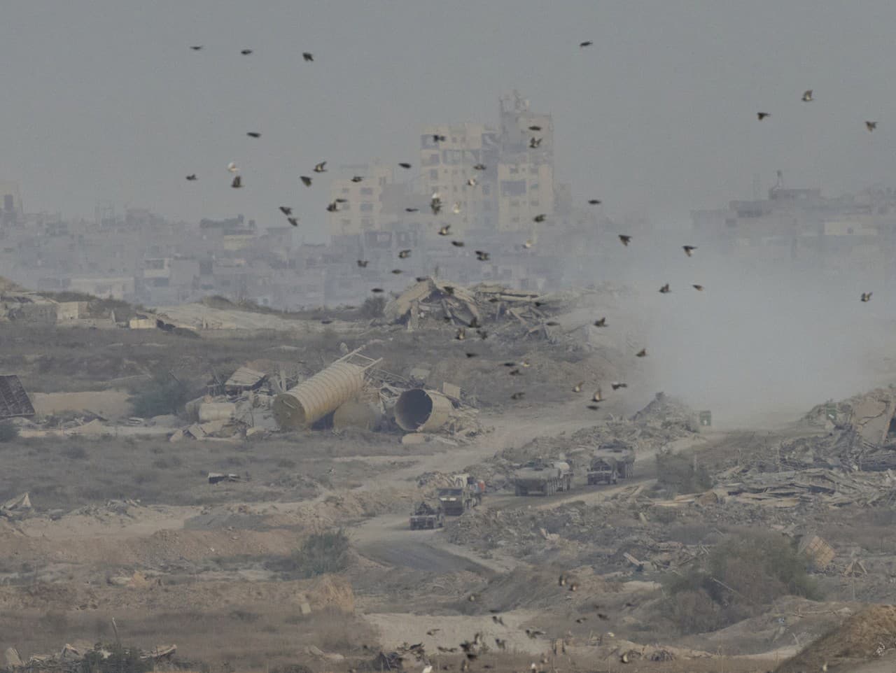 Izraelskí vojaci na obnených vozidlách jazdia v severnej časti Pásma Gazy.