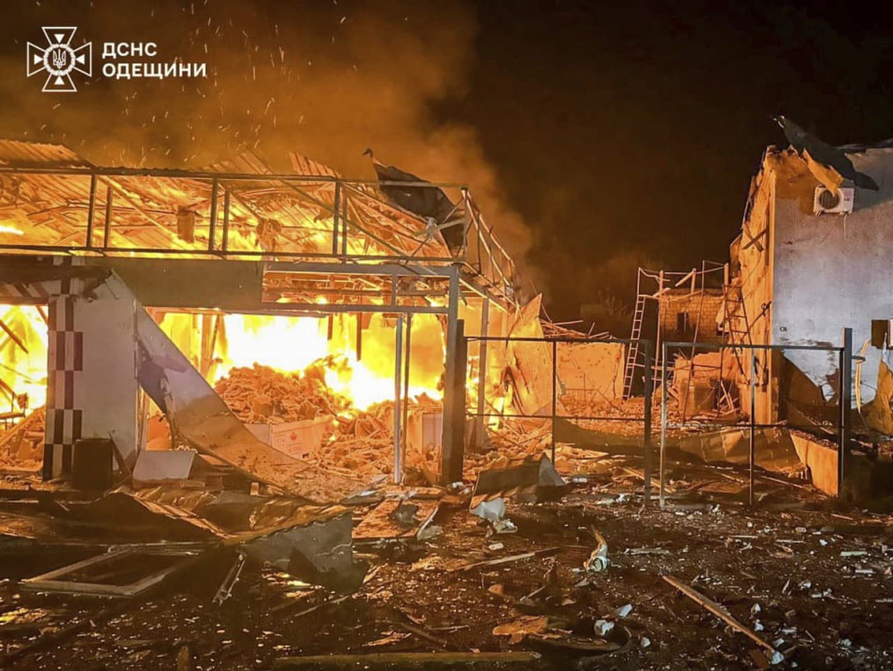 Na tejto fotografii, ktorú poskytla ukrajinská záchranná služba, je vidieť požiar po ruskom raketovom útoku v Tatarbunaroch v Odeskej oblasti.