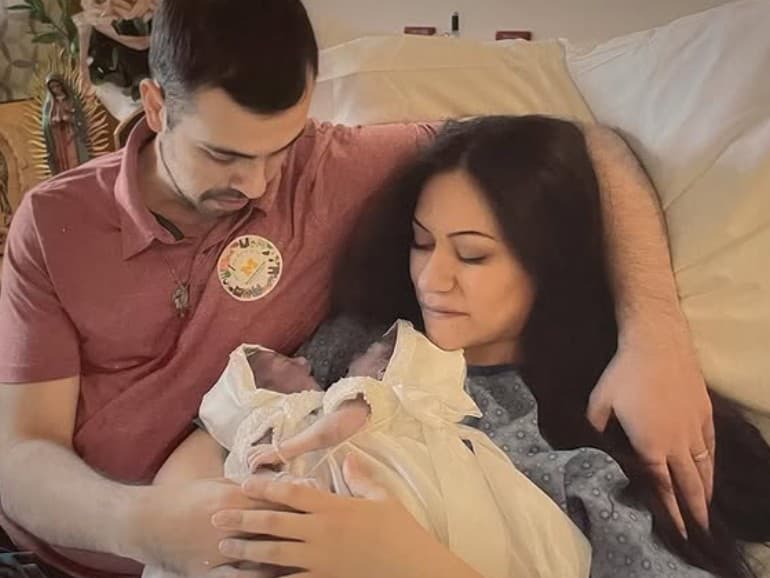 Silný príbeh mladej mamy, ktorá sa odmietla vzdať svojich dcér aj napriek neľútostnej prognóze.