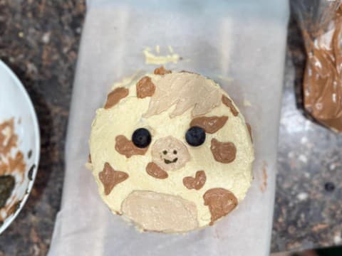 Otec pripravil pre syna tortu.