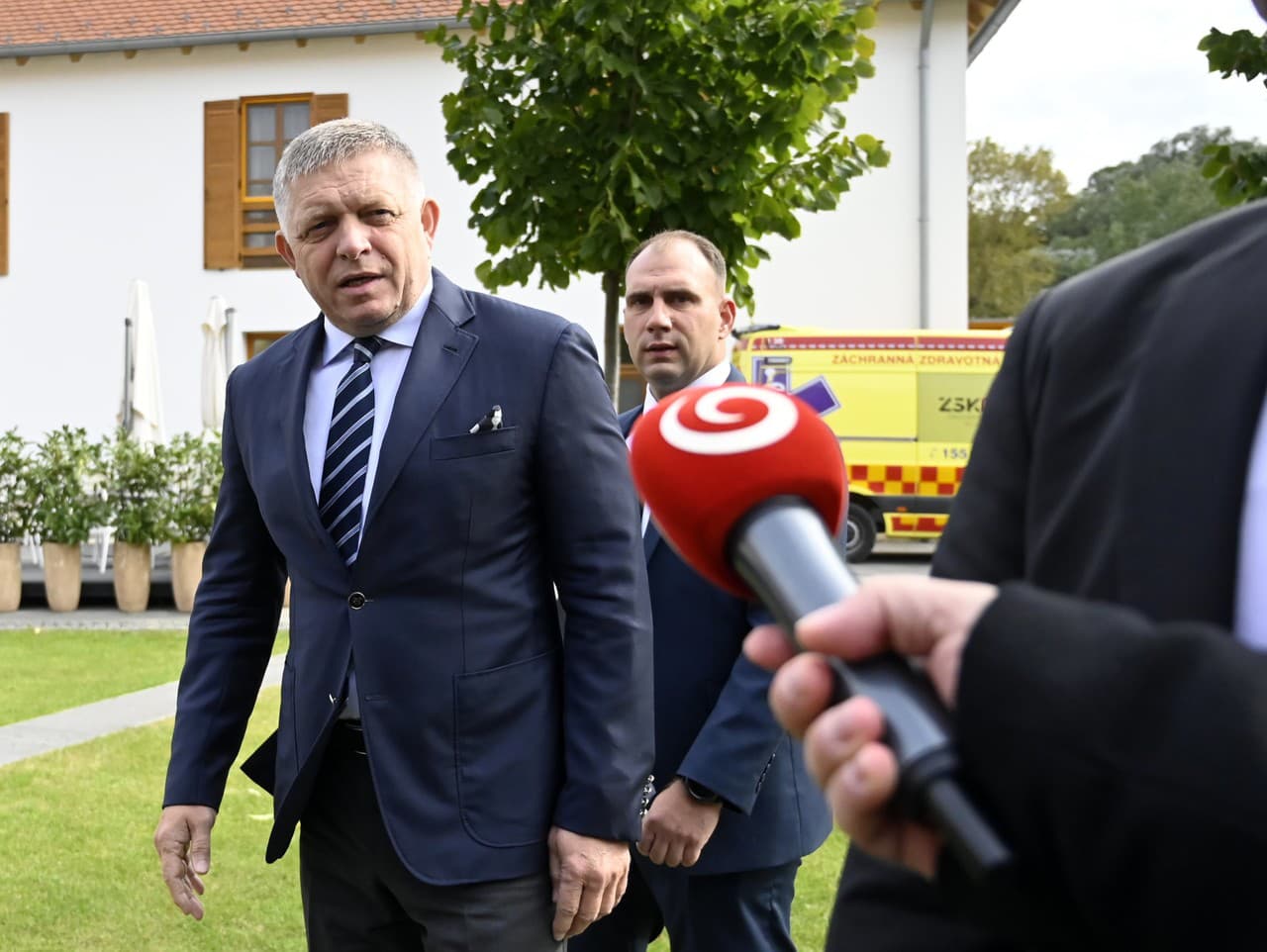 Predseda vlády SR Robert Fico prichádza na výjazdové rokovanie vlády SR do kaštieľa Františka II. Rákocziho v Borši.